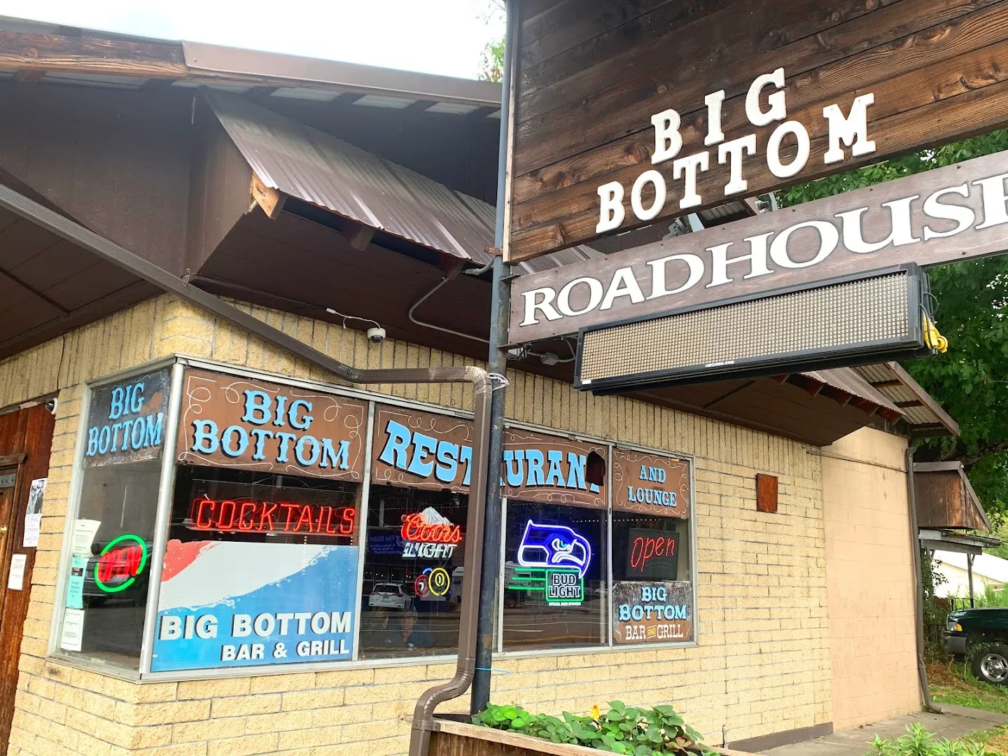 Roxy's Roadhouse HOME OF THE BIG BOTTOM